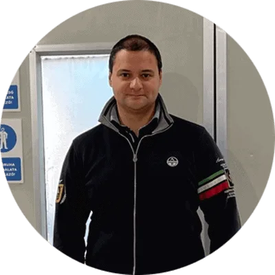 Domokos Róbert, a Profi Autófényező tulajdonosa és fényező mestere a műhelyben.